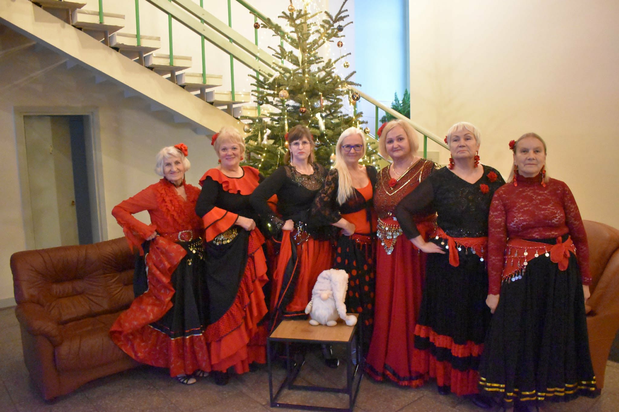 Viljandi kõhutantsugrupp Seenioride messil Kaubamajakas